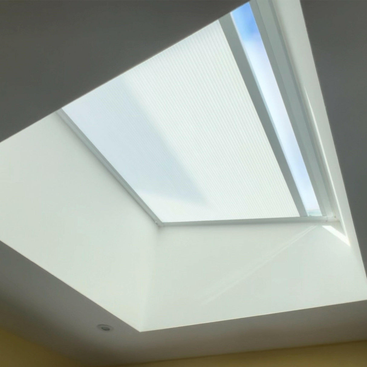 400 x 2000 mm LD Electric Blinds for Flat / Pitched Roof Skylights & Roof Lanterns.
