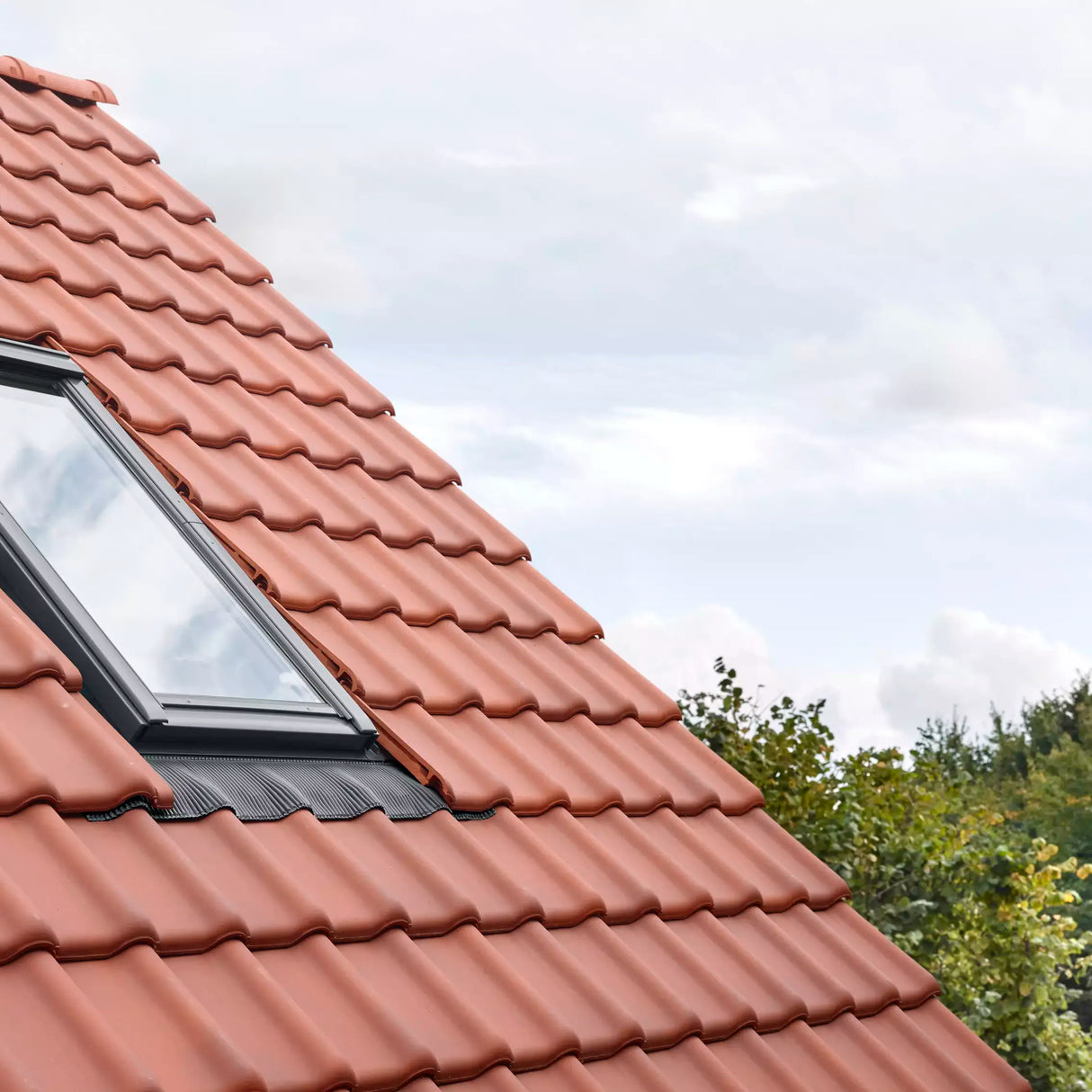 78x140 cm VELUX Pro EDW MK08 1000 Tile Flashing with Insulation | Grey Aluminium Finish.